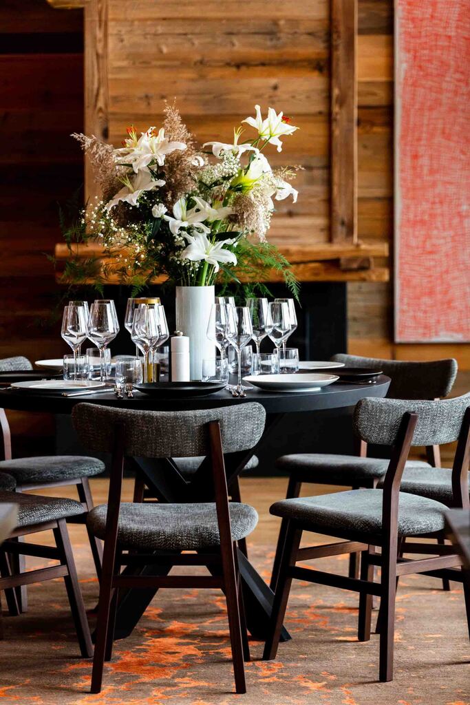 Restaurant: table ronde avec ses chaises.