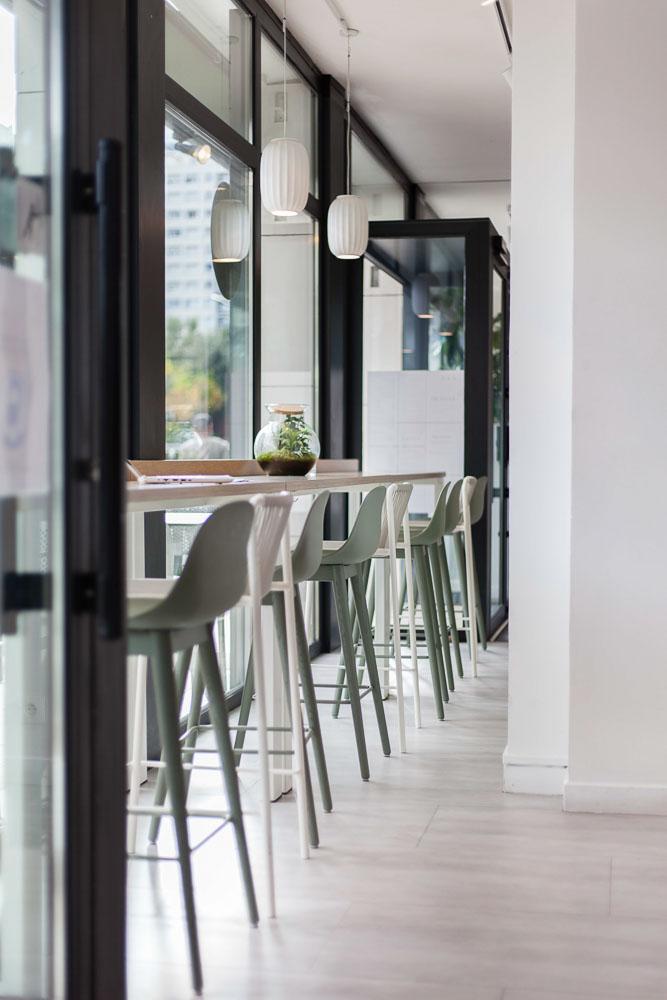 Aménagement du restaurant asiatique Koh Coco, un lieu de détente inspiré de la nature. Création sur-mesure de tables, assises, banquettes et néon avec des couleurs neutres, des matières naturelles et un design épuré.