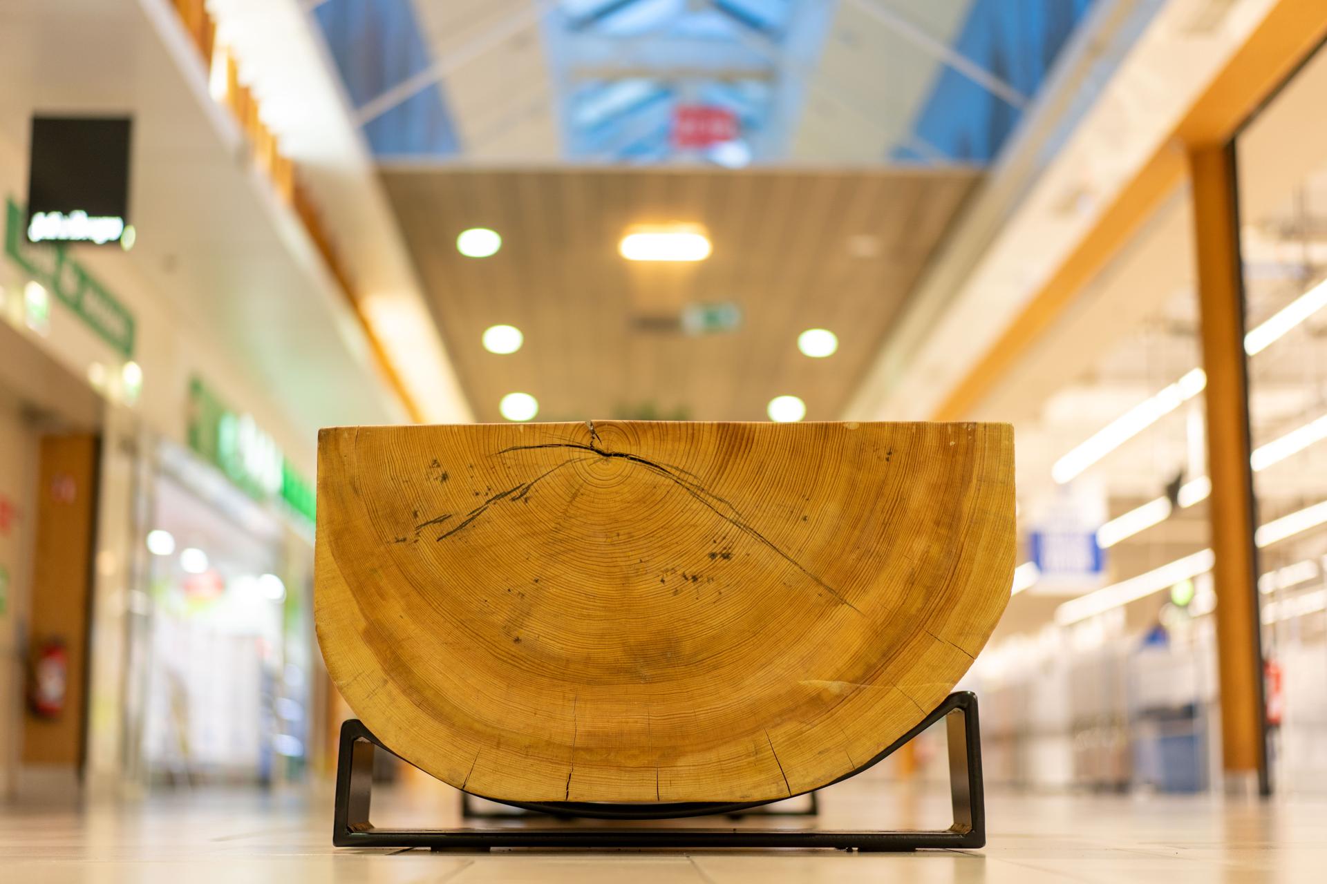 Projet de création sur-mesure de bancs en troncs d'arbres dans le centre commercial Bel Air à Rambouillet.