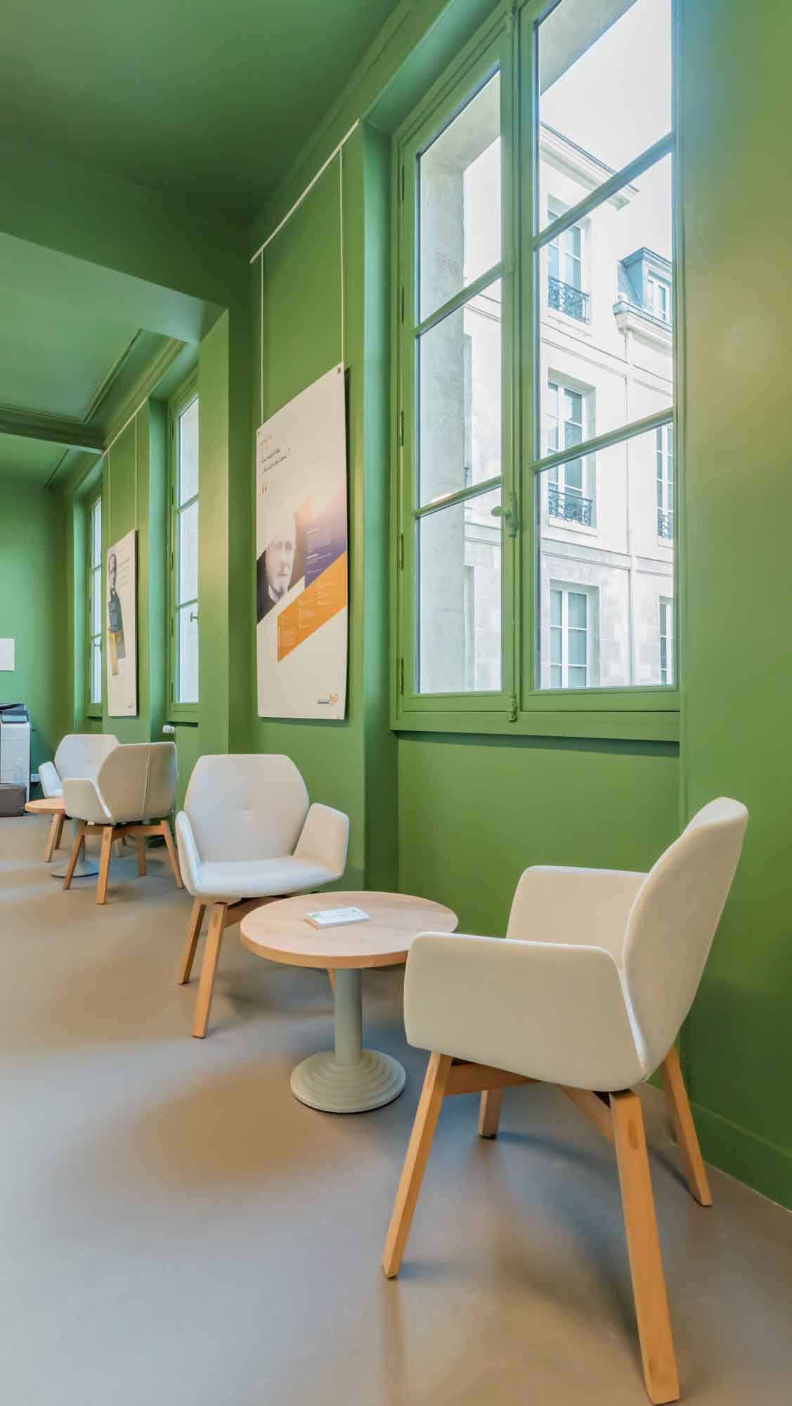 Salle d'attente de l'ICP, fauteuils et tables basses dans un environnement coloré.