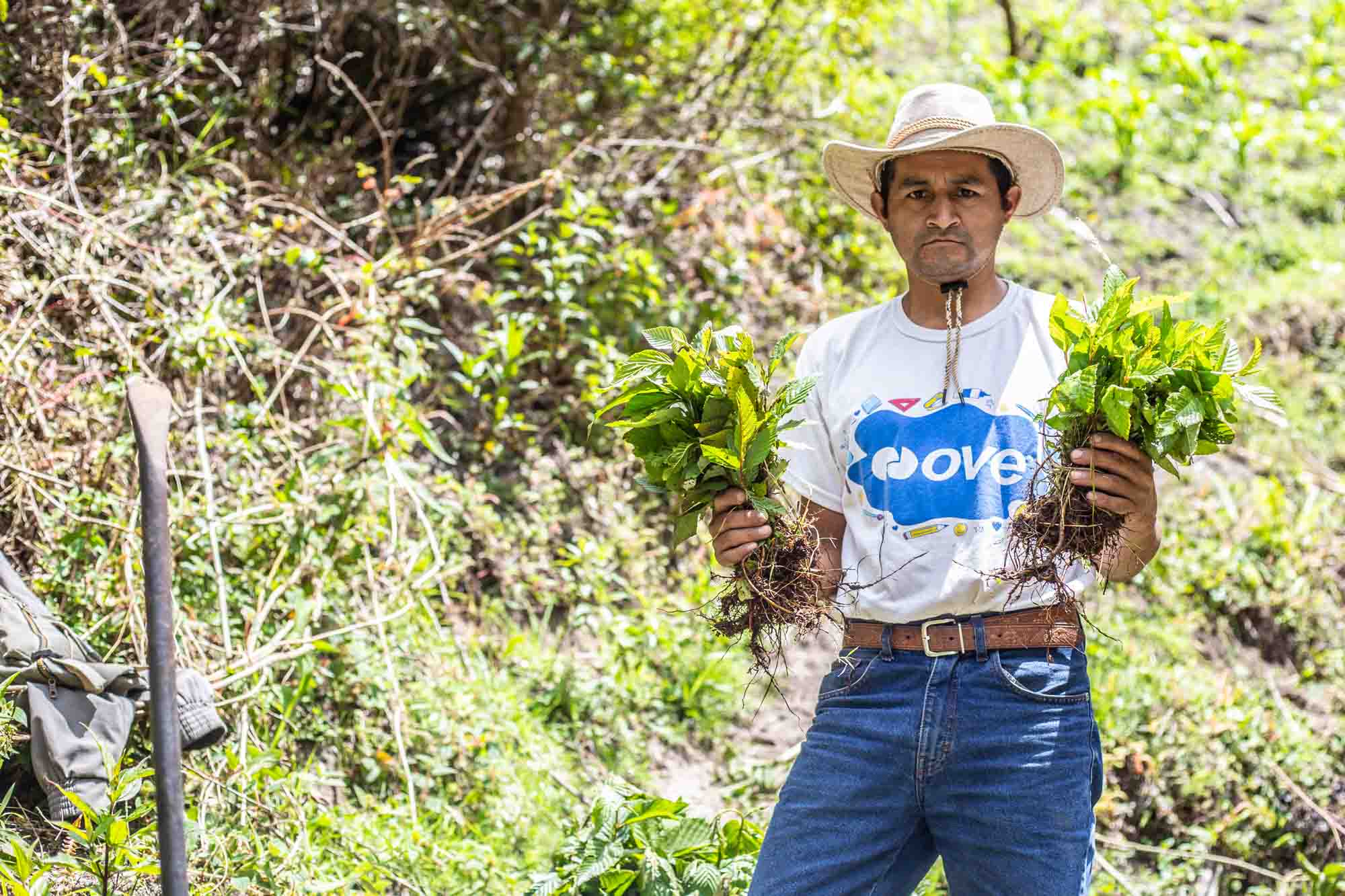 Plantation de deux arbres au Pérou par un homme pour un projet Reforest'Action
