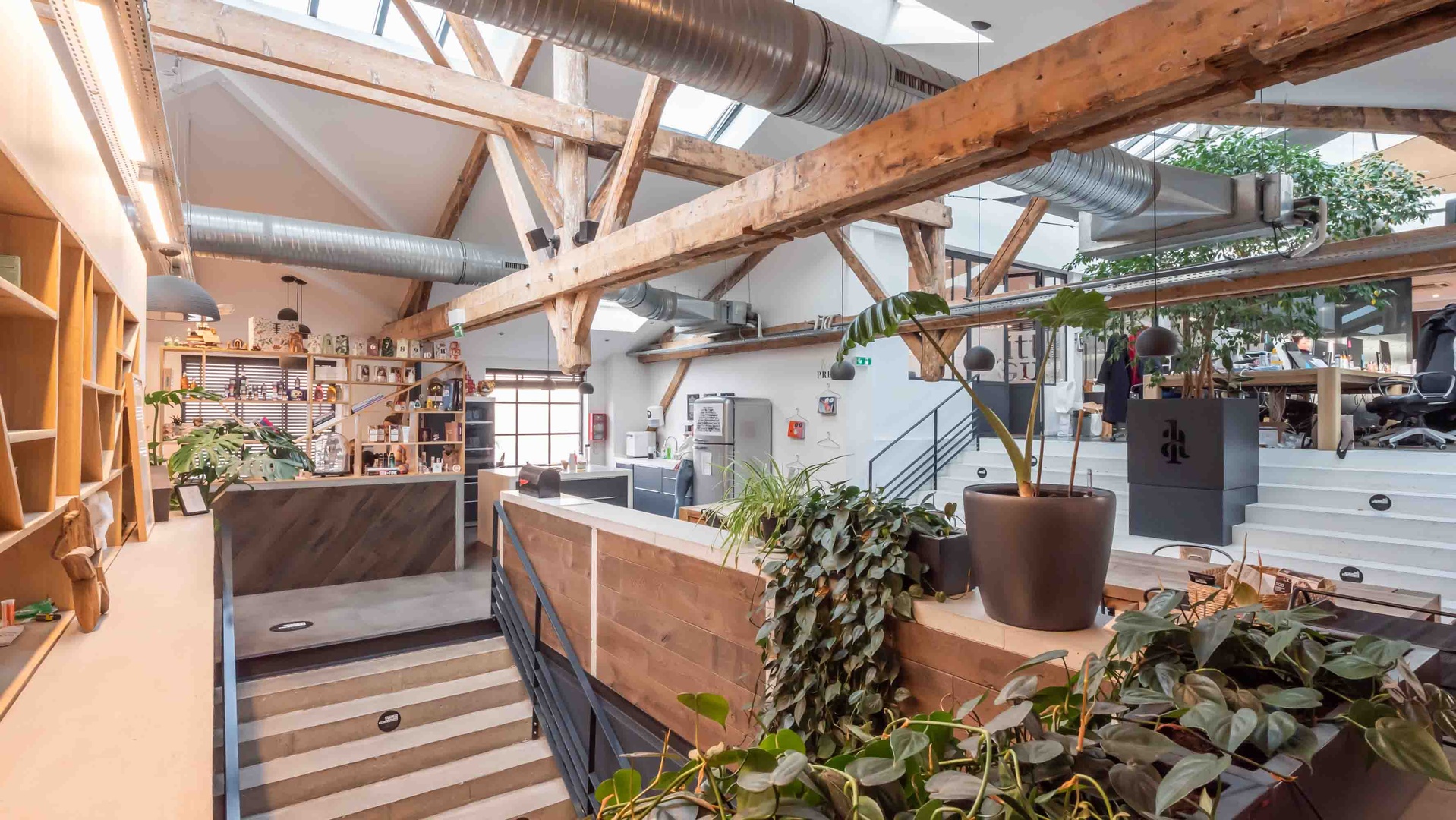 Little Agency : une usine rénovée en bureaux façon coworking