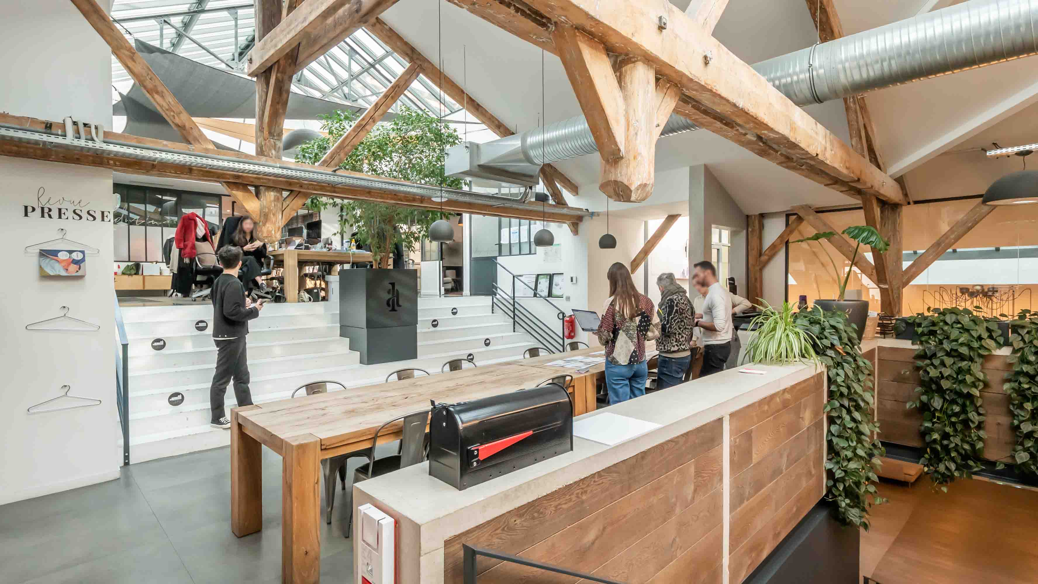 Little Agency : une usine rénovée en bureaux façon coworking