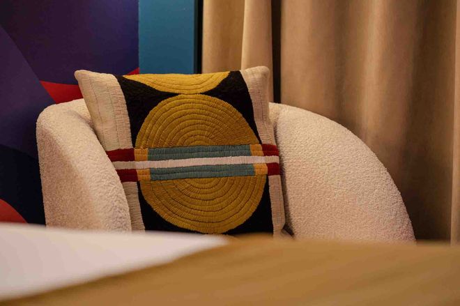 Assise en laine bouclée Mobitec avec coussin coloré 