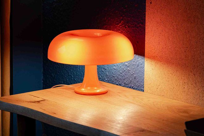 Lampe orange arrondie Artemide au look vintage 
