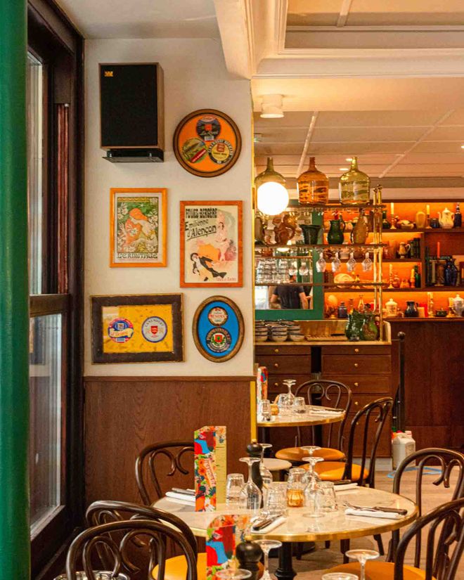 Tables bistrot rondes sur-mesure en marbre du bistrot La Brasserie Martin