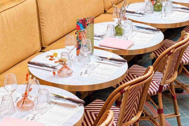 Tables bistrot rondes sur-mesure en marbre du bistrot La Brasserie Martin