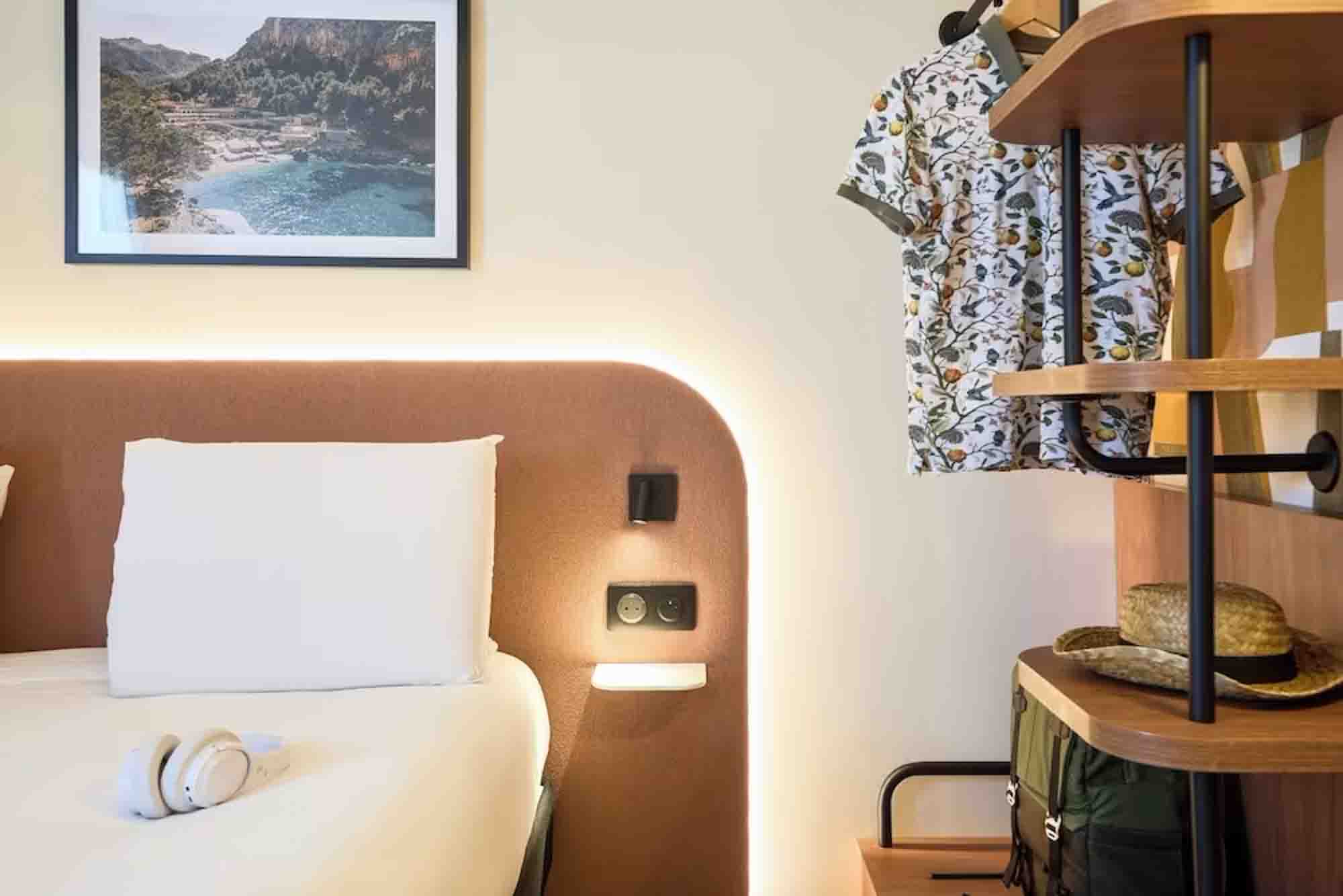 Odoo • A picture with a caption