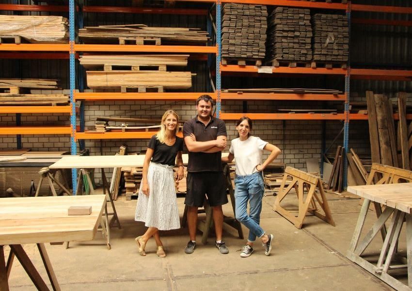 Notre artisan Matthias aux côtés de nos co-fondatrices Géraldine et Jordane, FOR ME LAB