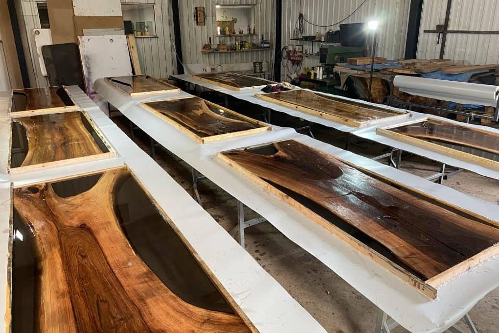 Réalisation de tables rivière en résine dans l'atelier de notre artisan David, FOR ME LAB