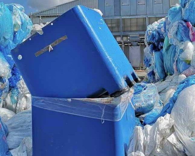 Lumière sur le plastique recyclé, un éco-matériau pétillant et coloré ! Les matériaux recyclés sont à l’honneur chez FOR ME LAB car l'environnement est au centre de nos préoccupations! L'objectif ? L’upcycling, c’est faire du neuf avec du vieux.