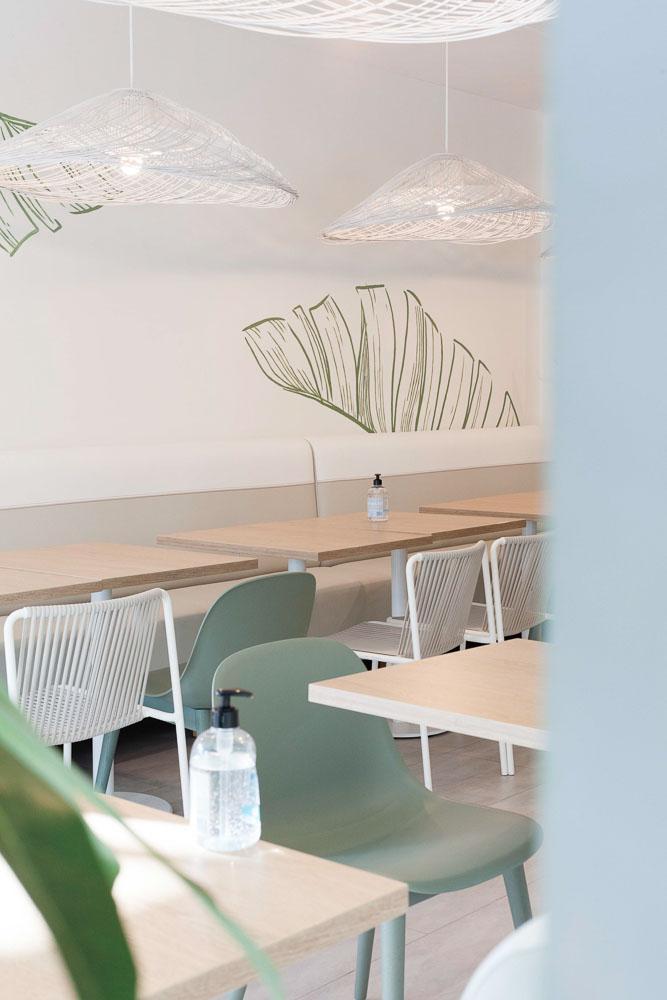 Aménagement du restaurant asiatique Koh Coco, un lieu de détente inspiré de la nature. Création sur-mesure de tables, assises, banquettes et néon avec des couleurs neutres, des matières naturelles et un design épuré.