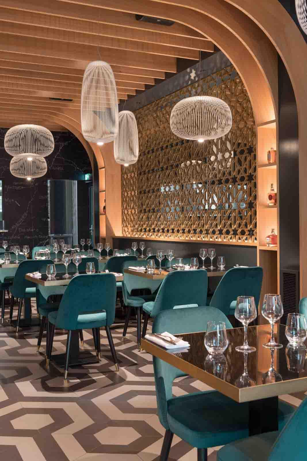 Aménagement du restaurant Mon Liban, un lieu unique inspiré de l'art de vivre libanais. La conception de tables sur-mesure au design ultra élégant et épuré dans un décor somptueux.