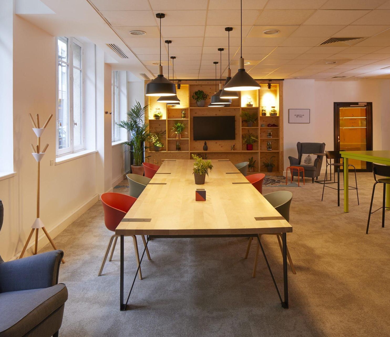 Nouvelle tendance : l'Hôtel Office. Des chambres transformées en bureaux et des espaces communs en salles de coworking ou de réunion. Parfait compromis entre télétravail et vie en entreprise !