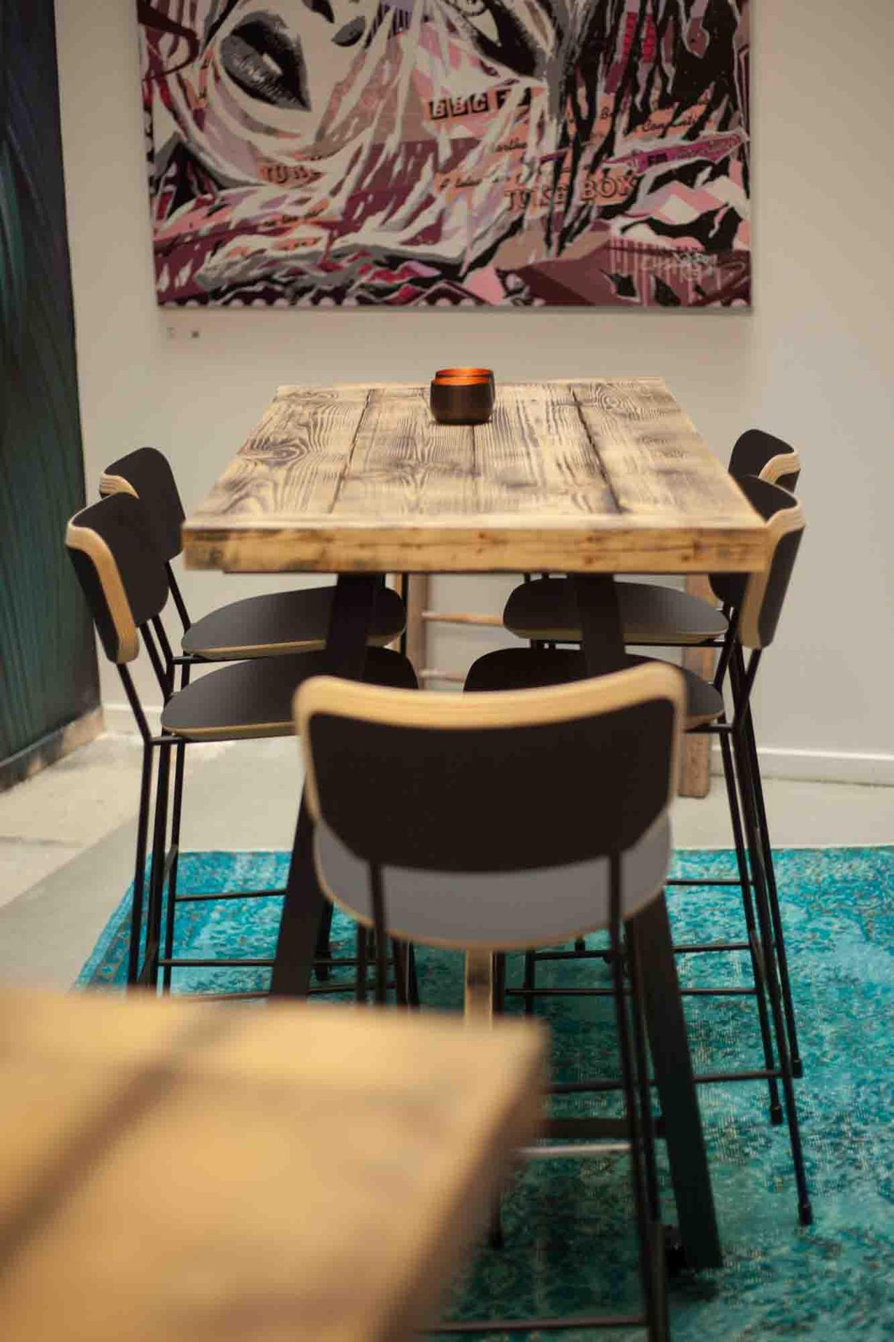 Aménagement sur-mesure Le Shack par FOR ME LAB, un tiers-lieu unique, au concept innovant et moderne. Réalisations de tables sur-mesure au look authentique, en parfait accord avec sa décoration chaleureuse et conviviale.