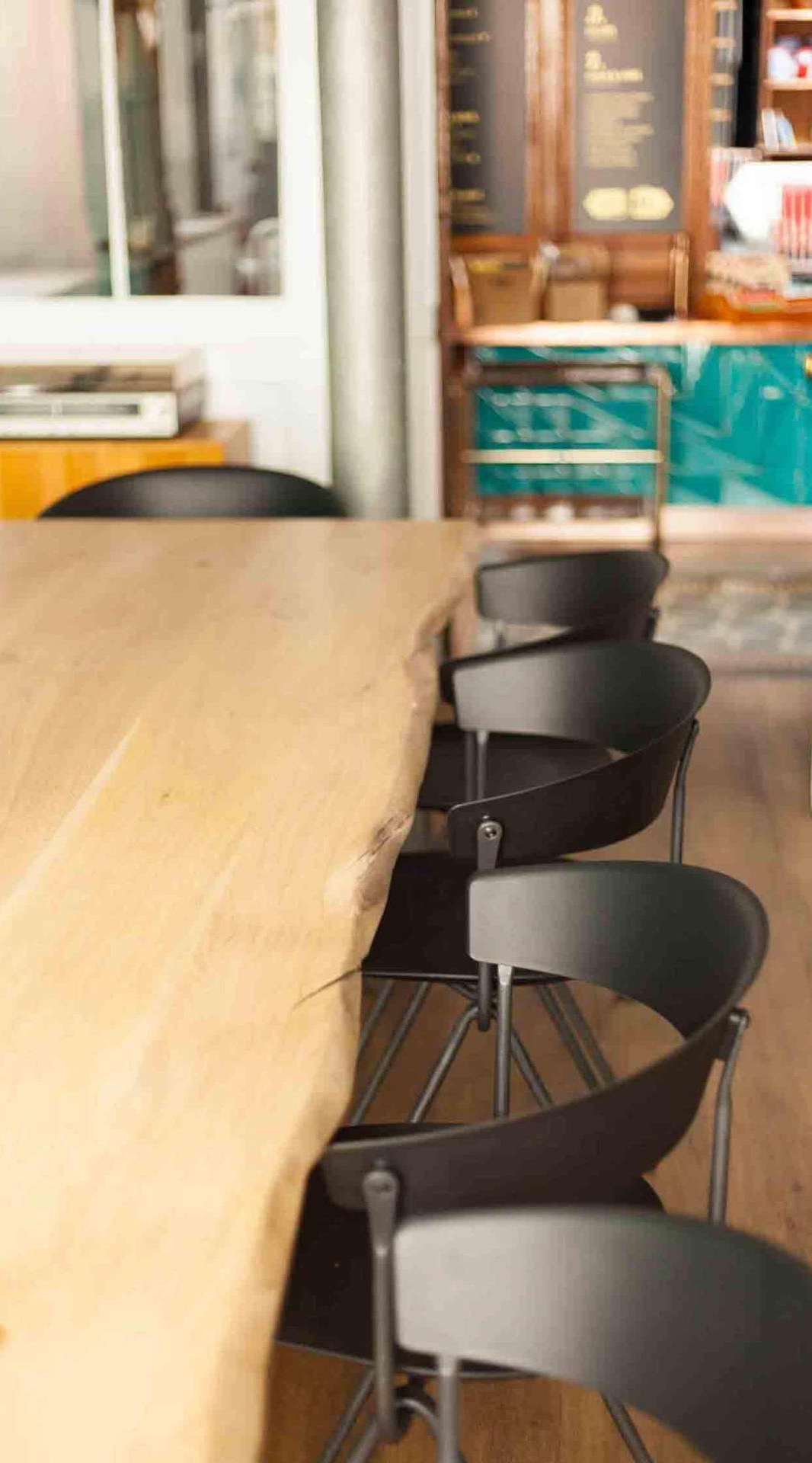 Aménagement sur-mesure Le Shack par FOR ME LAB, un tiers-lieu unique, au concept innovant et moderne. Réalisations de tables sur-mesure au look authentique, en parfait accord avec sa décoration chaleureuse et conviviale.