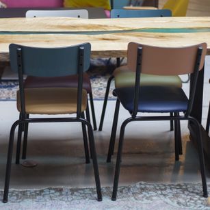 Aménagement sur-mesure Le Shack par FOR ME LAB, un tiers-lieu unique, au concept innovant et moderne. Réalisations de tables sur-mesure au look authentique, en parfait accord avec sa décoration chaleureuse et conviviale.