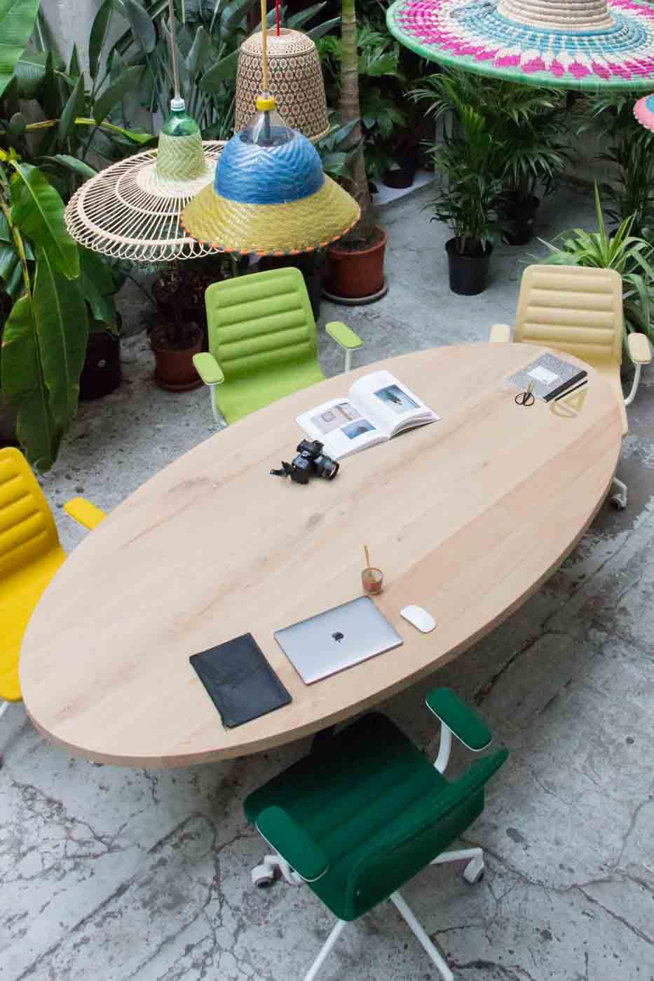 Nos meilleurs conseils pour choisir la parfaite table de réunion ! Symbole de convivialité, lieu de créativité, la table de réunion tient une place centrale dans les locaux d'une entreprise, elle doit répondre à chaque besoin.