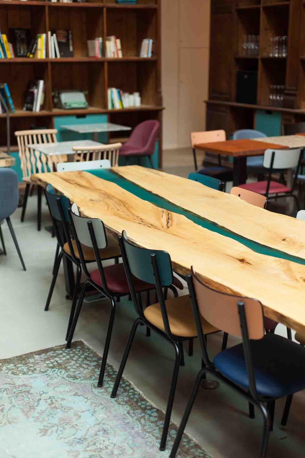 Nos meilleurs conseils pour choisir la parfaite table de réunion ! Symbole de convivialité, lieu de créativité, la table de réunion tient une place centrale dans les locaux d'une entreprise, elle doit répondre à chaque besoin.