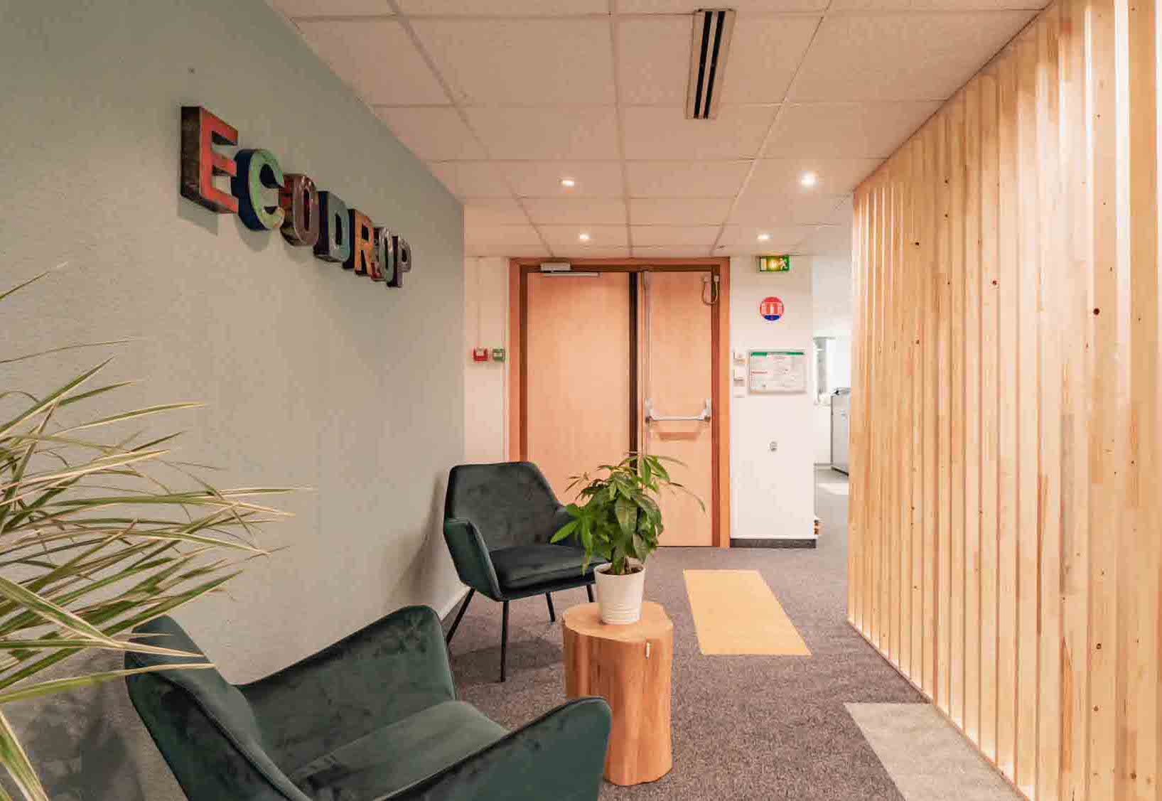 Aménagement complet des bureaux de la start-up éco-responsable ECODROP. Des réalisations et créations sur-mesure et du mobilier créatif et coloré partageant nos valeurs ! 