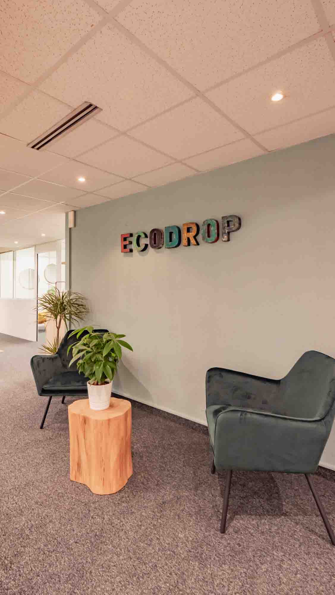 Aménagement complet des bureaux de la start-up éco-responsable ECODROP. Des réalisations et créations sur-mesure et du mobilier créatif et coloré partageant nos valeurs ! 