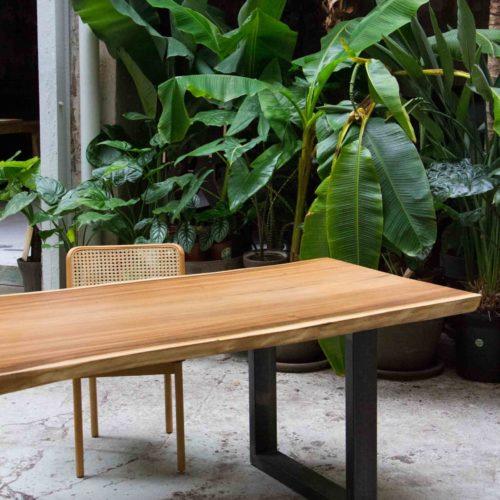 Le suar, un bois exotique d'Indonésie très résistant. Avec son tronc large, il offre la possibilité de réaliser du mobilier de grande taille. 