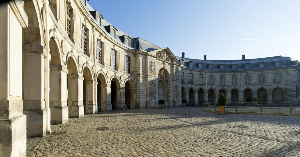 Projet d'aménagement complet entièrement sur-mesure du Campus Versailles, des créations artisanales et éco-responsables de tous les espaces scolaires, de détente ou de restauration.