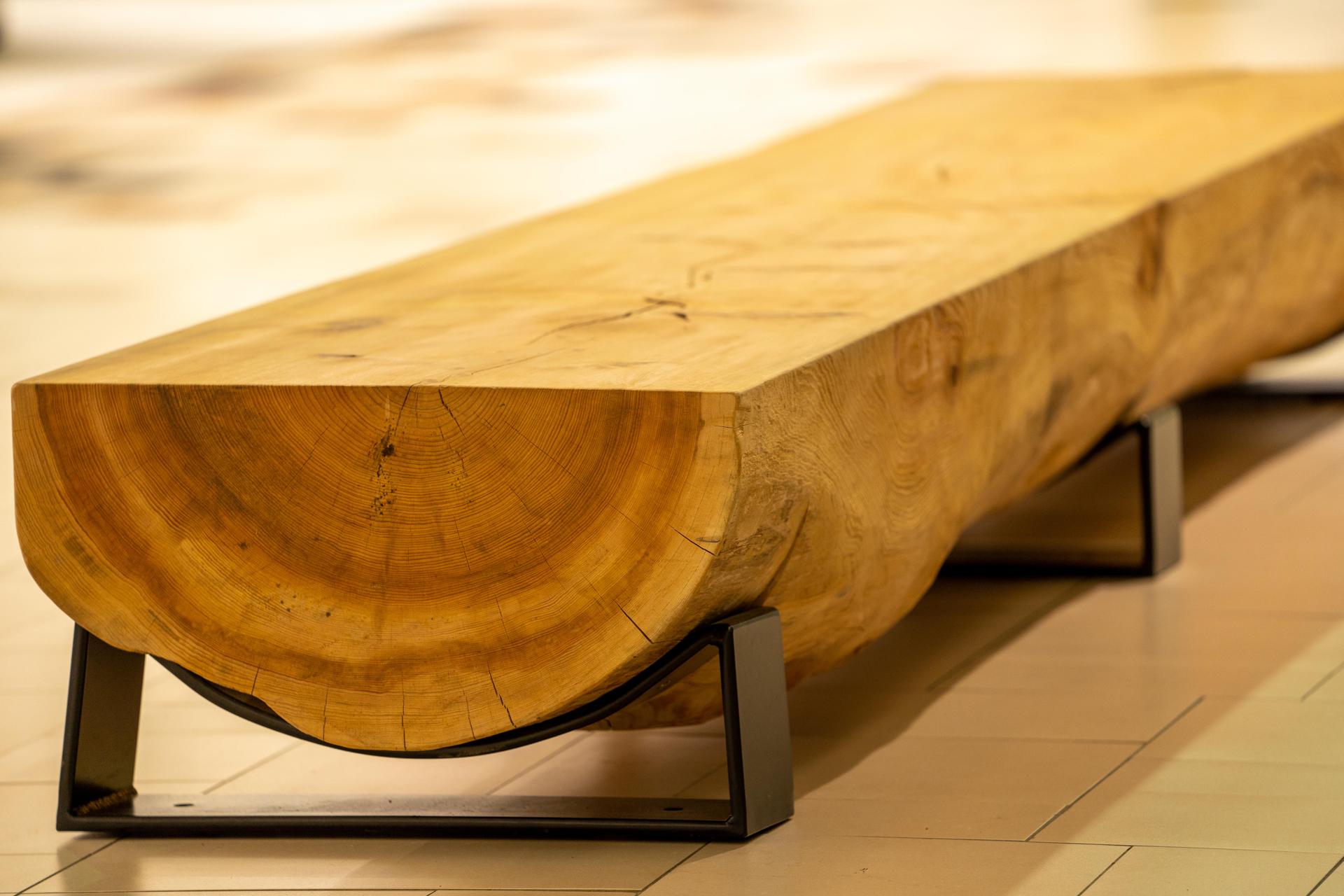 Projet de création sur-mesure de bancs en troncs d'arbres dans le centre commercial Bel Air à Rambouillet.