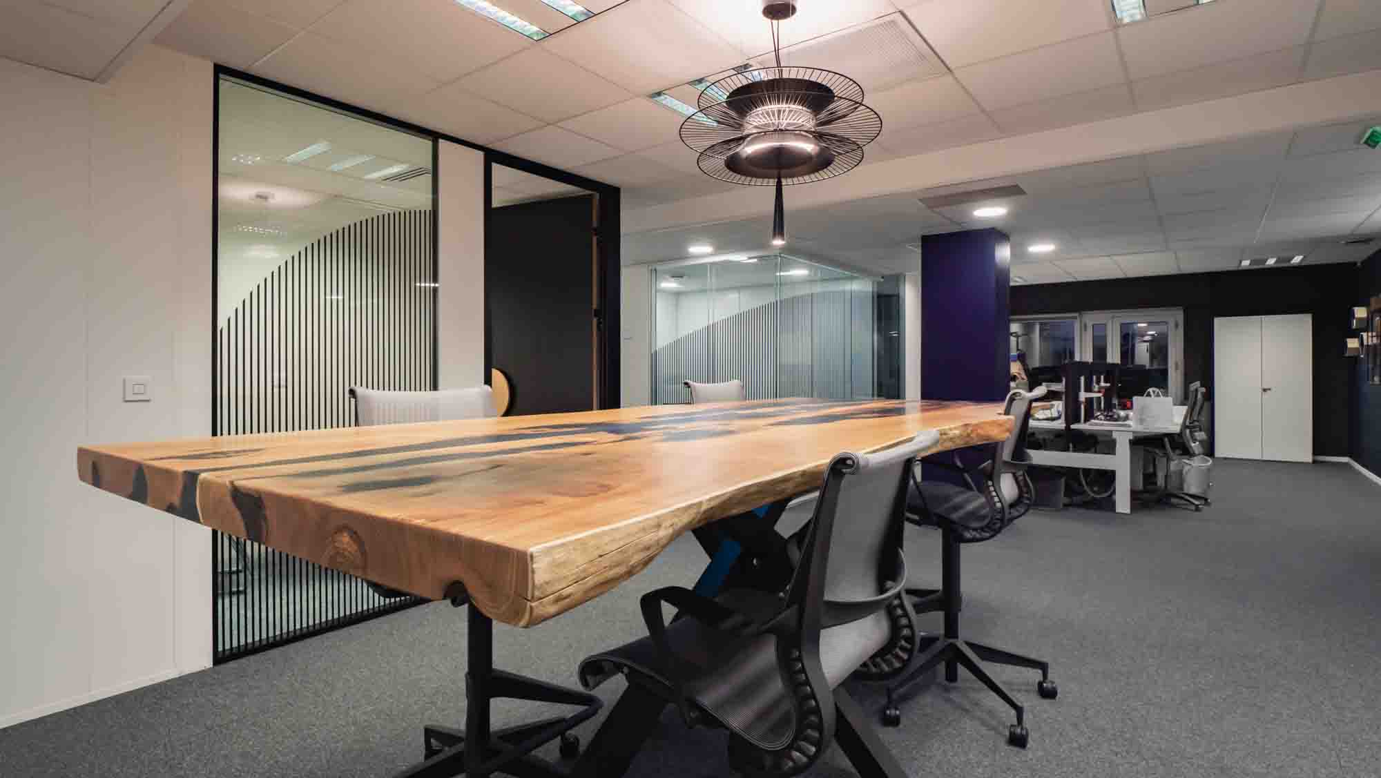 Projet d'aménagement sur-mesure pour les bureaux de NCT (Nexity Conseil & Transaction ), agencement et création d'espaces de travail chaleureux et colorés avec des tables Monoliths en chêne.