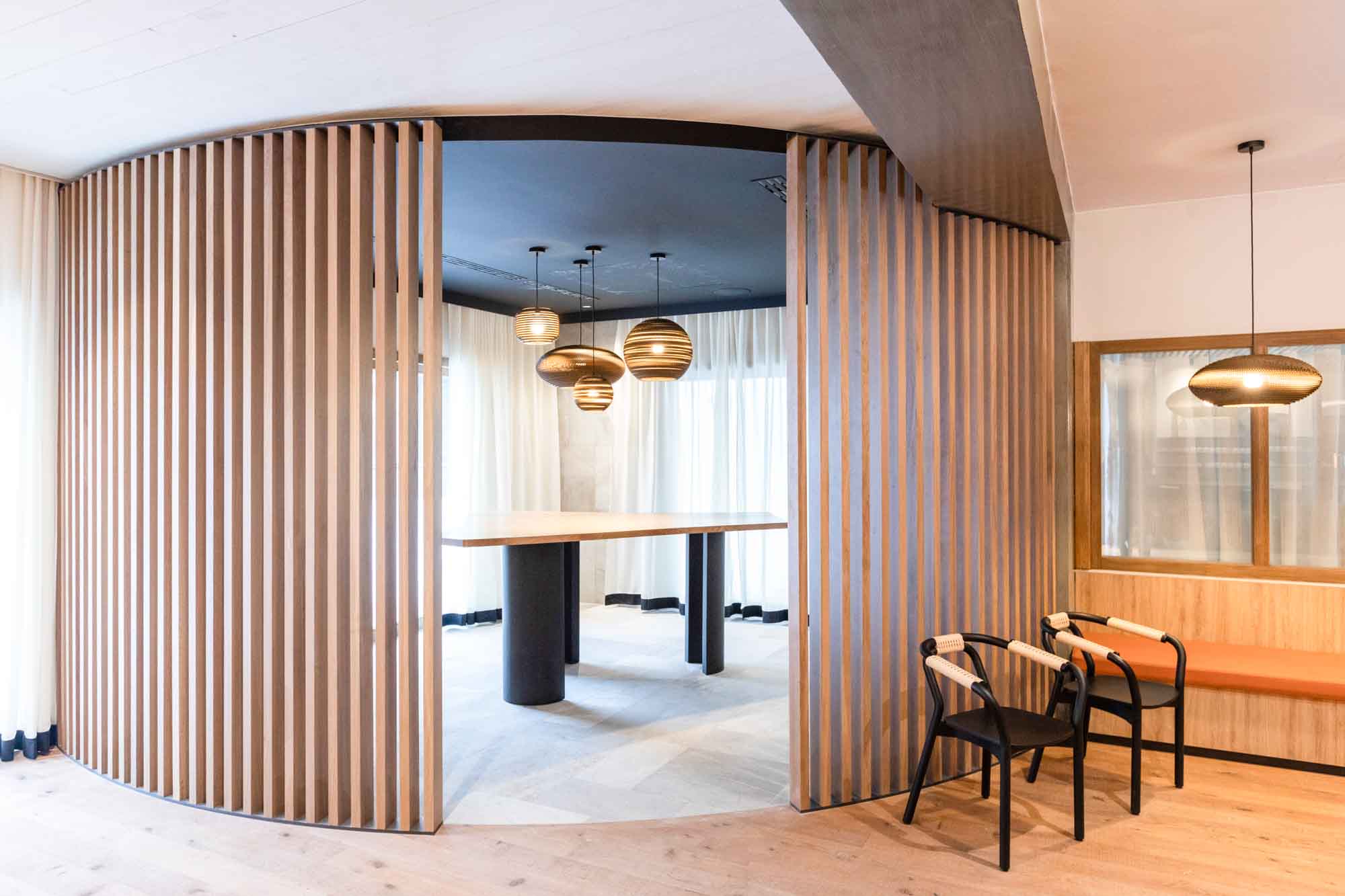 Projet d'aménagement de l'hôtel Novotel Megève, création de tables et d'agencements sur-mesure par FOR ME LAB