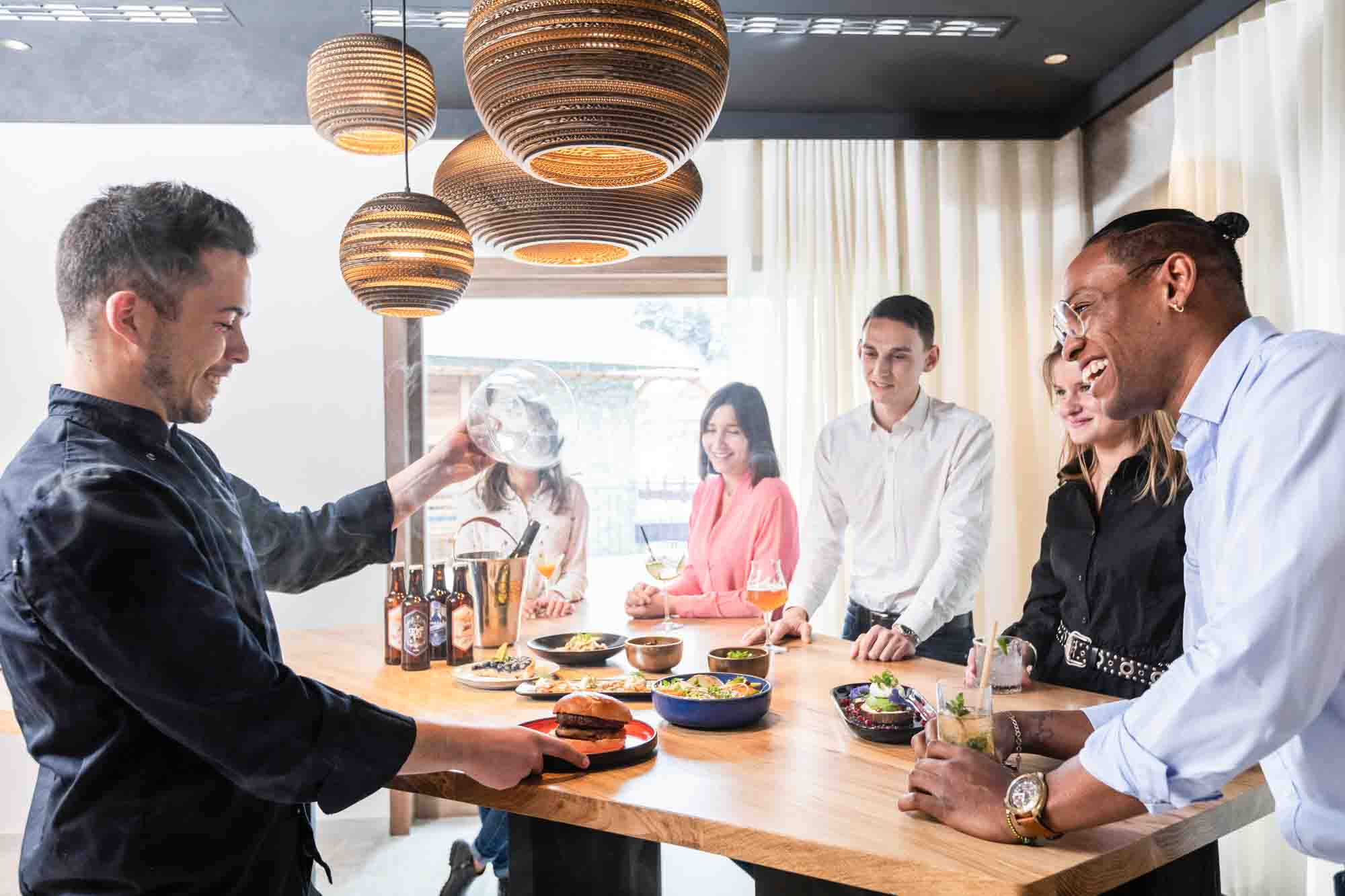 Projet d'aménagement de l'hôtel Novotel Megève, création de tables et d'agencements sur-mesure par FOR ME LAB