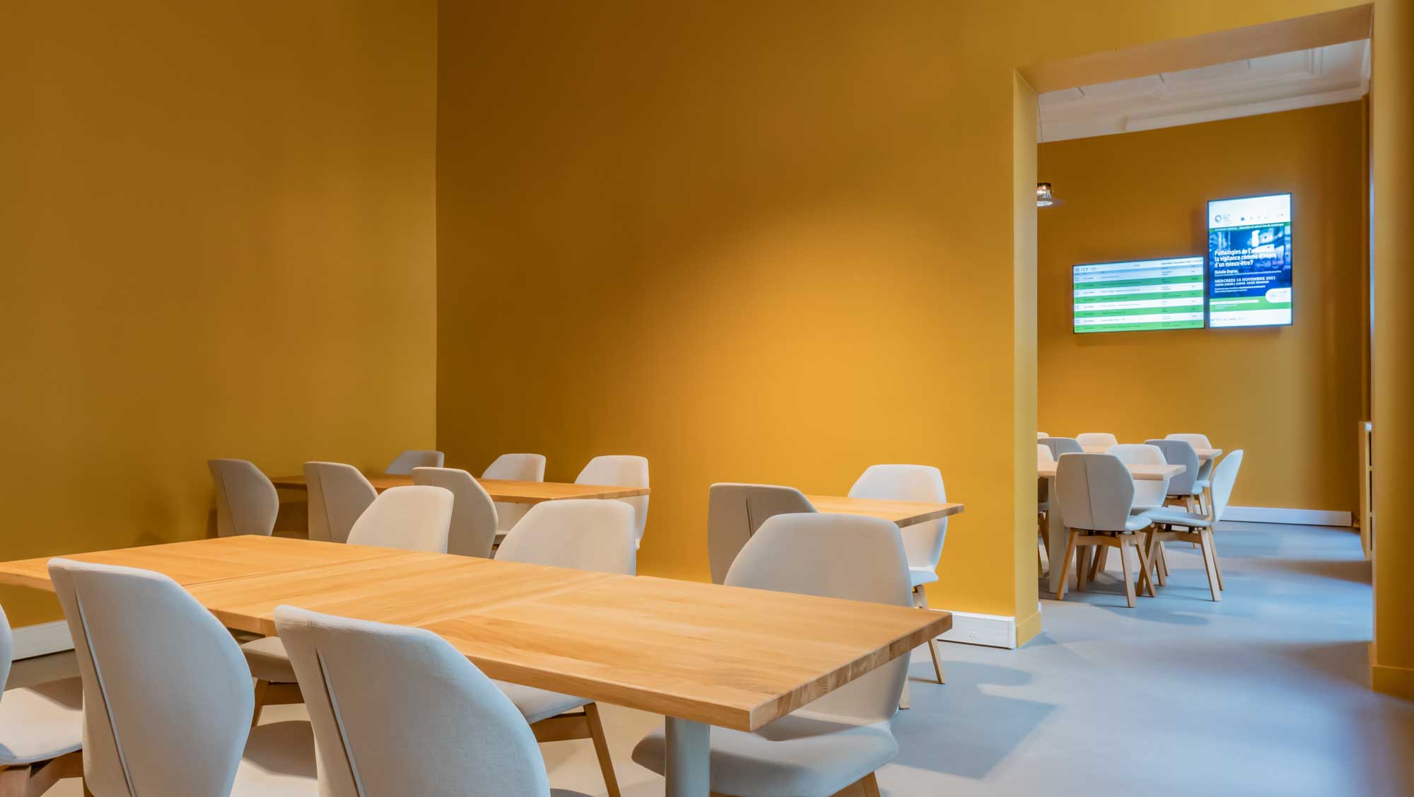 Salle collaborative de l'ICP, des tables conviviales dans un espace de travail convivial et coloré.