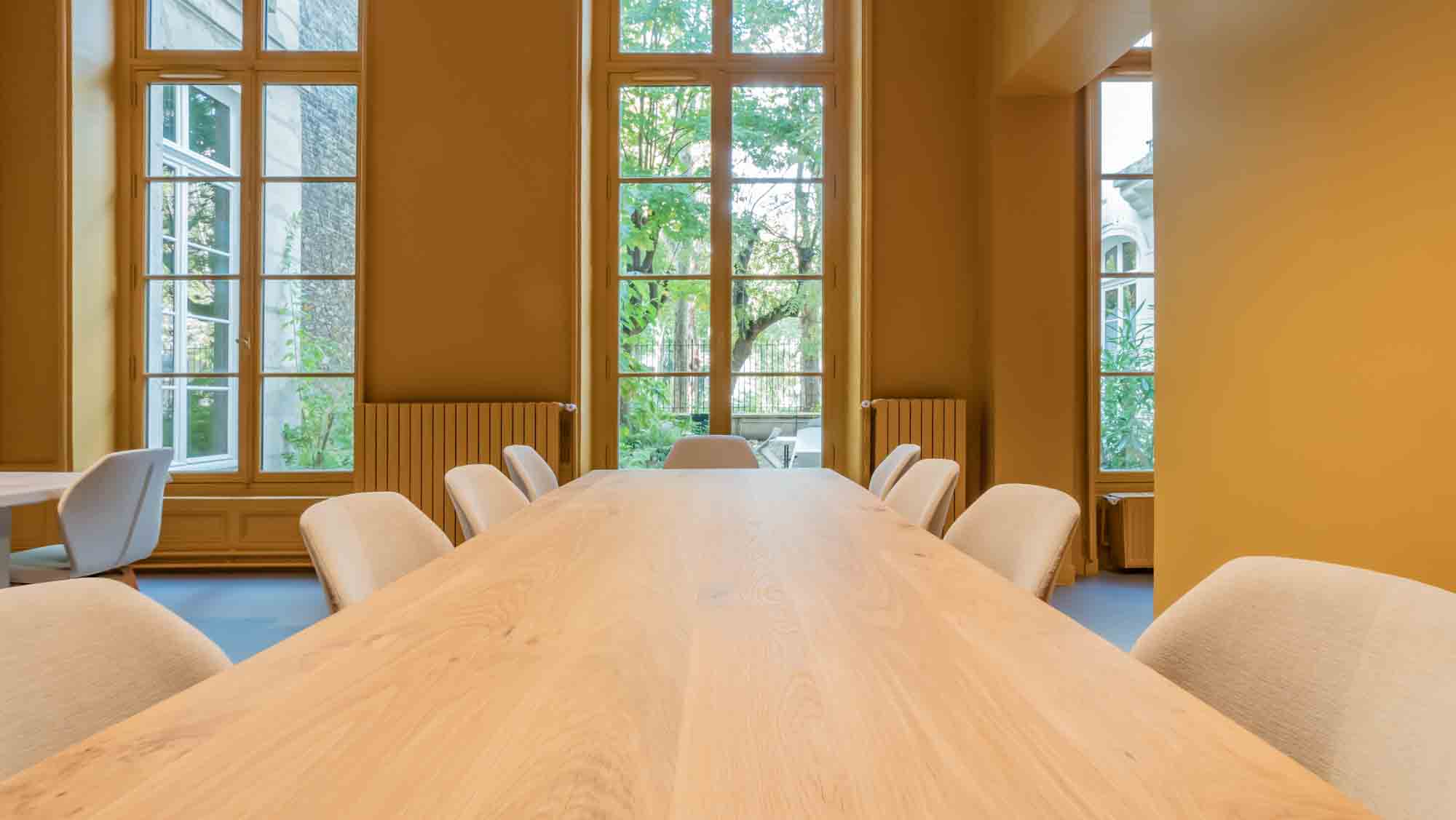 Salle collaborative de l'ICP, une table d'envergure en chêne. 