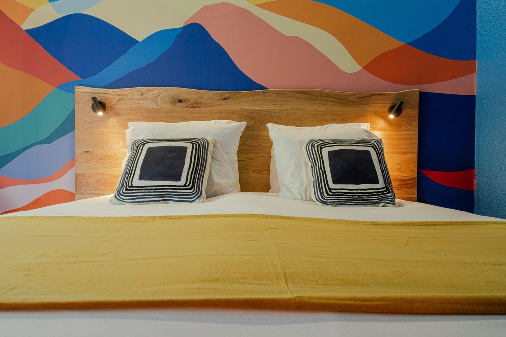 Tête-de-lit sur-mesure sur papier peint coloré 