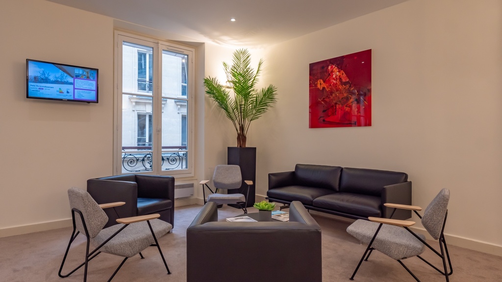 Espace accueil avec canapé, fauteuils et table basse