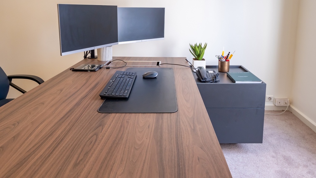 Bureau individuel avec rangements et finition noyer