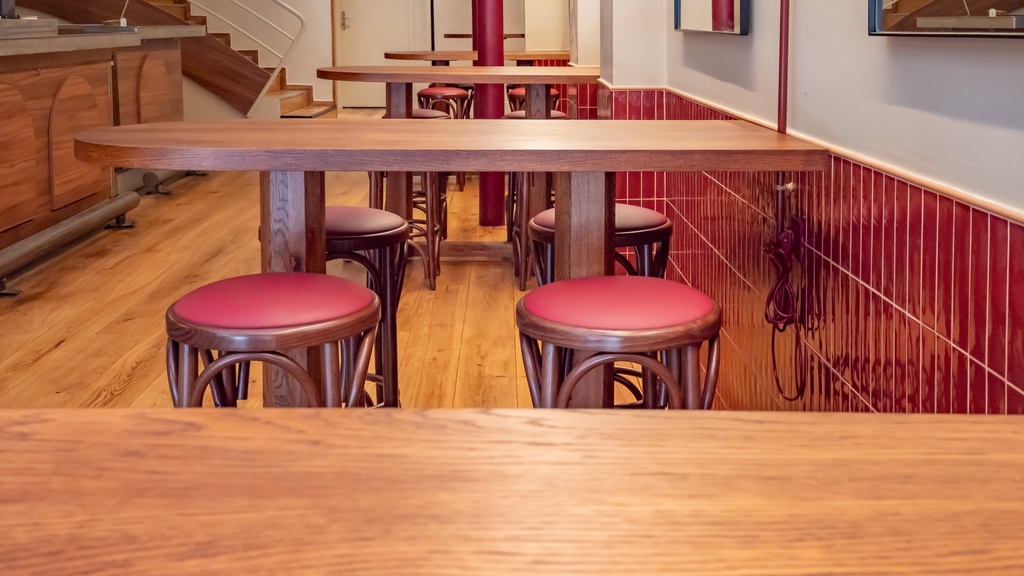 Tables hautes sur-mesure avec tabourets vintage