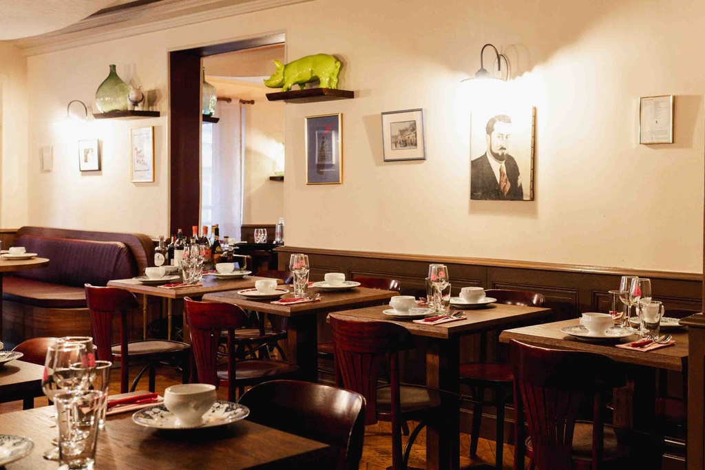 Tables bistrot et assises vintage