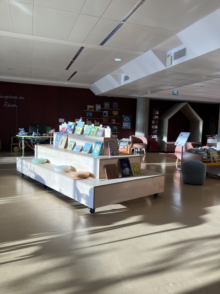 Estrade sur-mesure 3 niveaux avec rainures pour livres