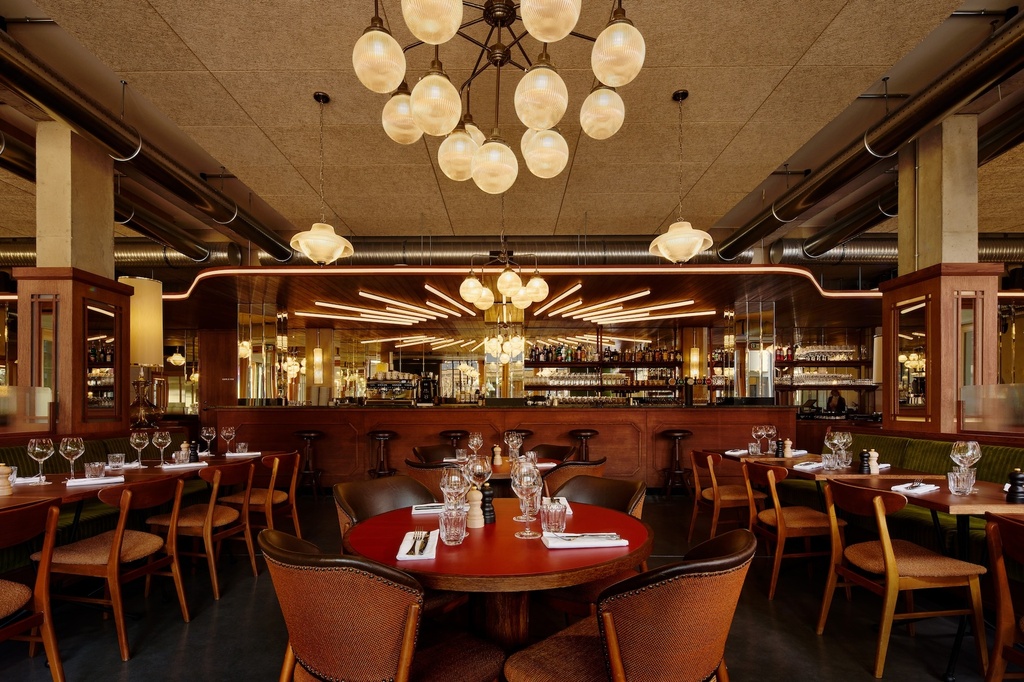 Table ronde en bois Formica pour l’aménagement du Clermont Ferrand le Grand Restaurant