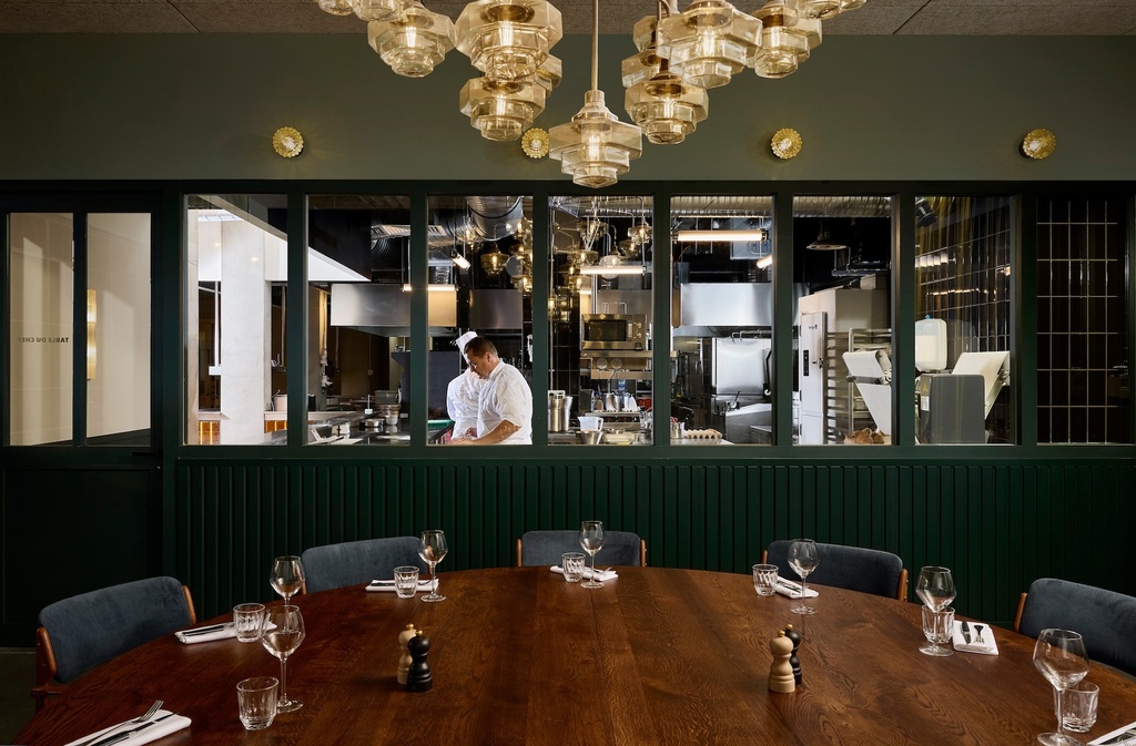 Grande table ronde en chêne massif teinté noyer pour le Clermont Ferrand la table du chef
