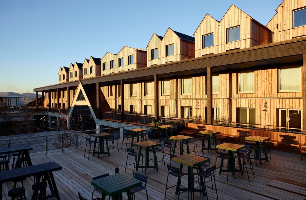 Tables et chaises hautes pour le rooftop