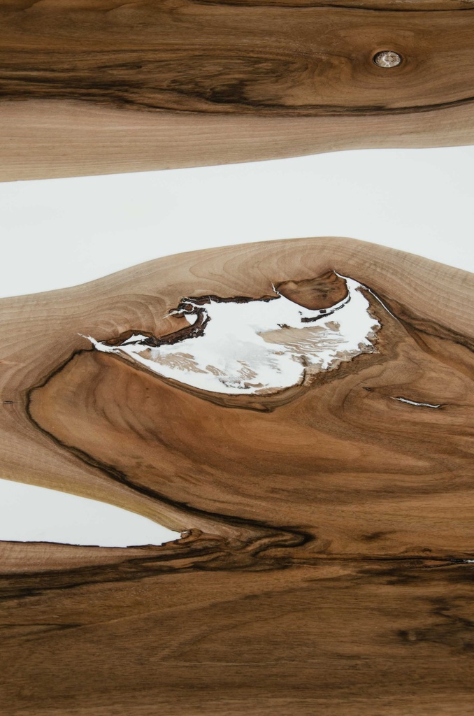 Table Omega en noyer massif et résine 1