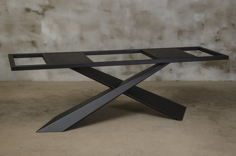 Table Monolith en résine 3