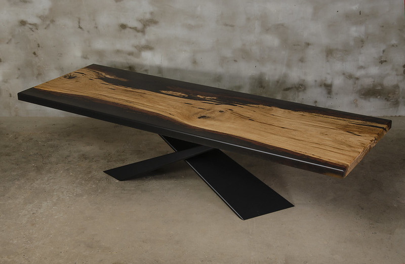Table Monolith en résine 4