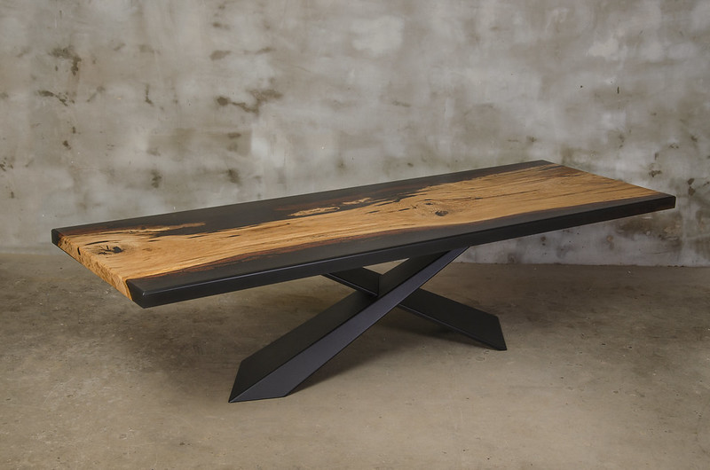 Table Monolith en résine 5