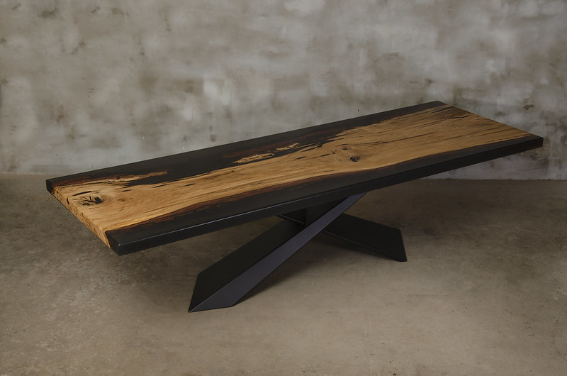 Table Monolith en résine 6