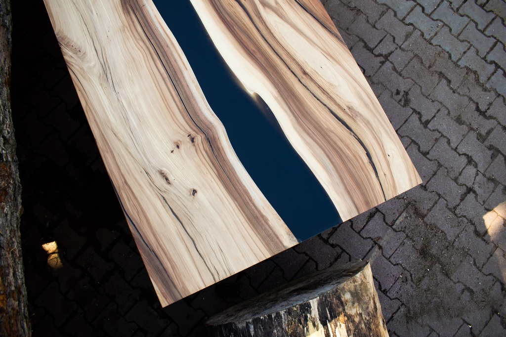 Table River orme et résine epoxy pieds U 6