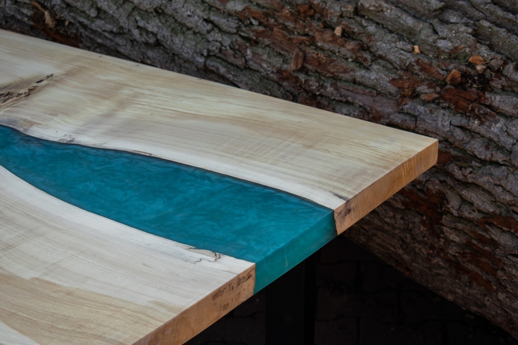 Table River orme et résine epoxy pieds U plat 2