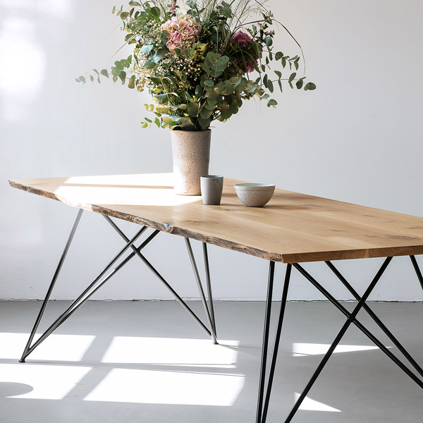 Table ajustable en hauteur et extensible aspect chêne avec pied noir